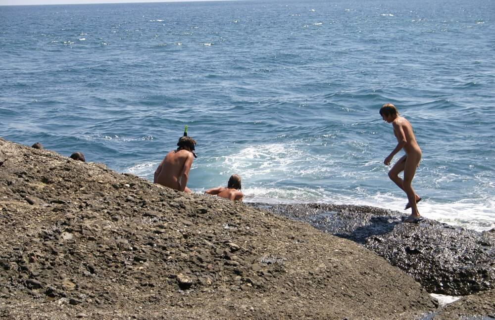 [PNuDL] Leaning Against Hit Rocks pics